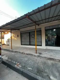 CASA EN VENTA CON LOCALES COMERCIALES – INVERSIÓN Y VIVIENDA EN UN SOLO LUGAR