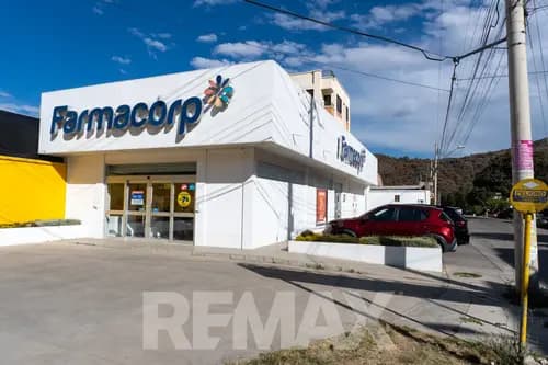 Inmueble Comercial en Venta – Ubicación Estratégica sobre Av. Villazón Excelente oportunidad de inversión en una de las avenidas con mayor flujo vehicular y peatonal hacia Sacaba.