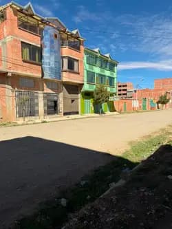 EN VENTA CASA DE 3 PLANTAS SOBRE AV. URB. LUIS ESPINAL SENKATA